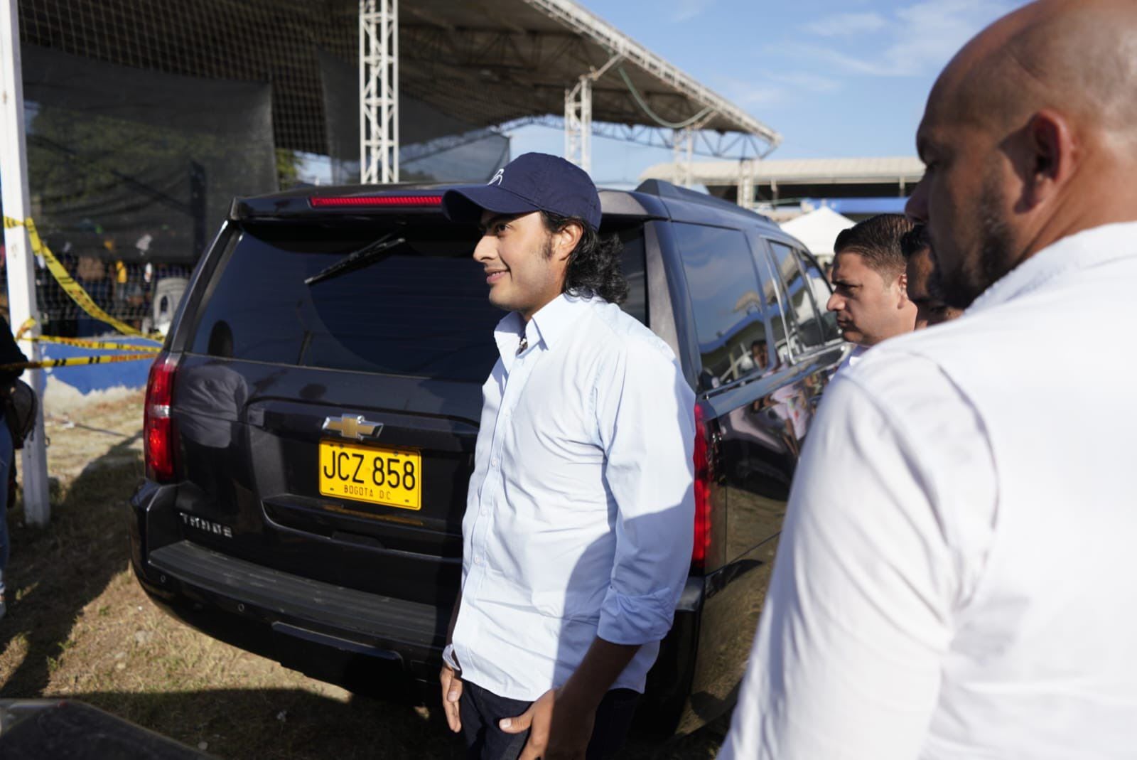 En la audiencia de imputación de cargos, se expuso que Nicolás Petro recibió grandes cantidades de dinero de empresarios en Bogotá, incluyendo una camioneta Tahoe entregada por un megacontratista de Villavicencio. Foto: Twitter/@Julianaramirez6