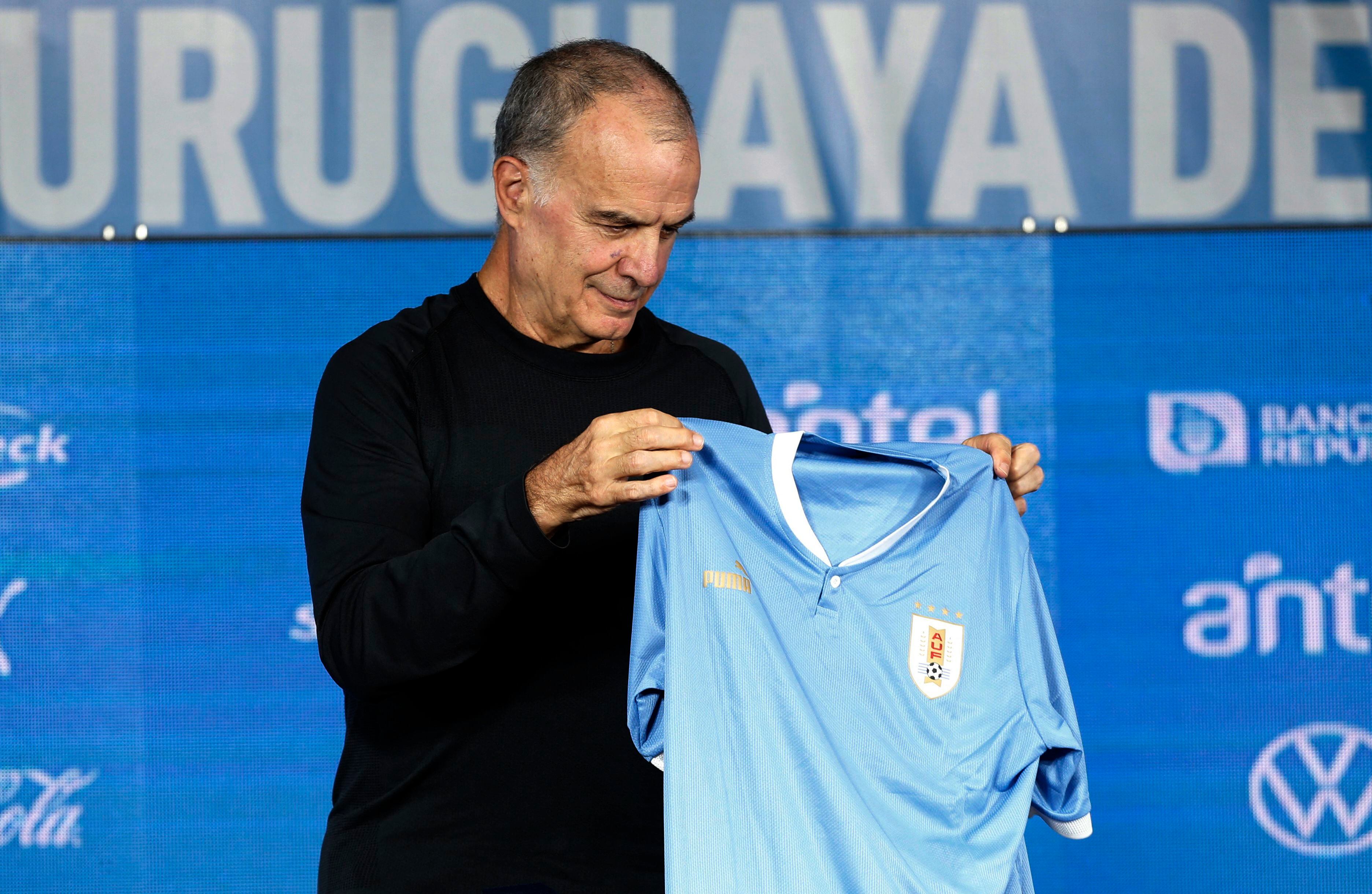 Bielsa posa con la camiseta de la selección uruguaya (REUTERS/Mariana Greif)