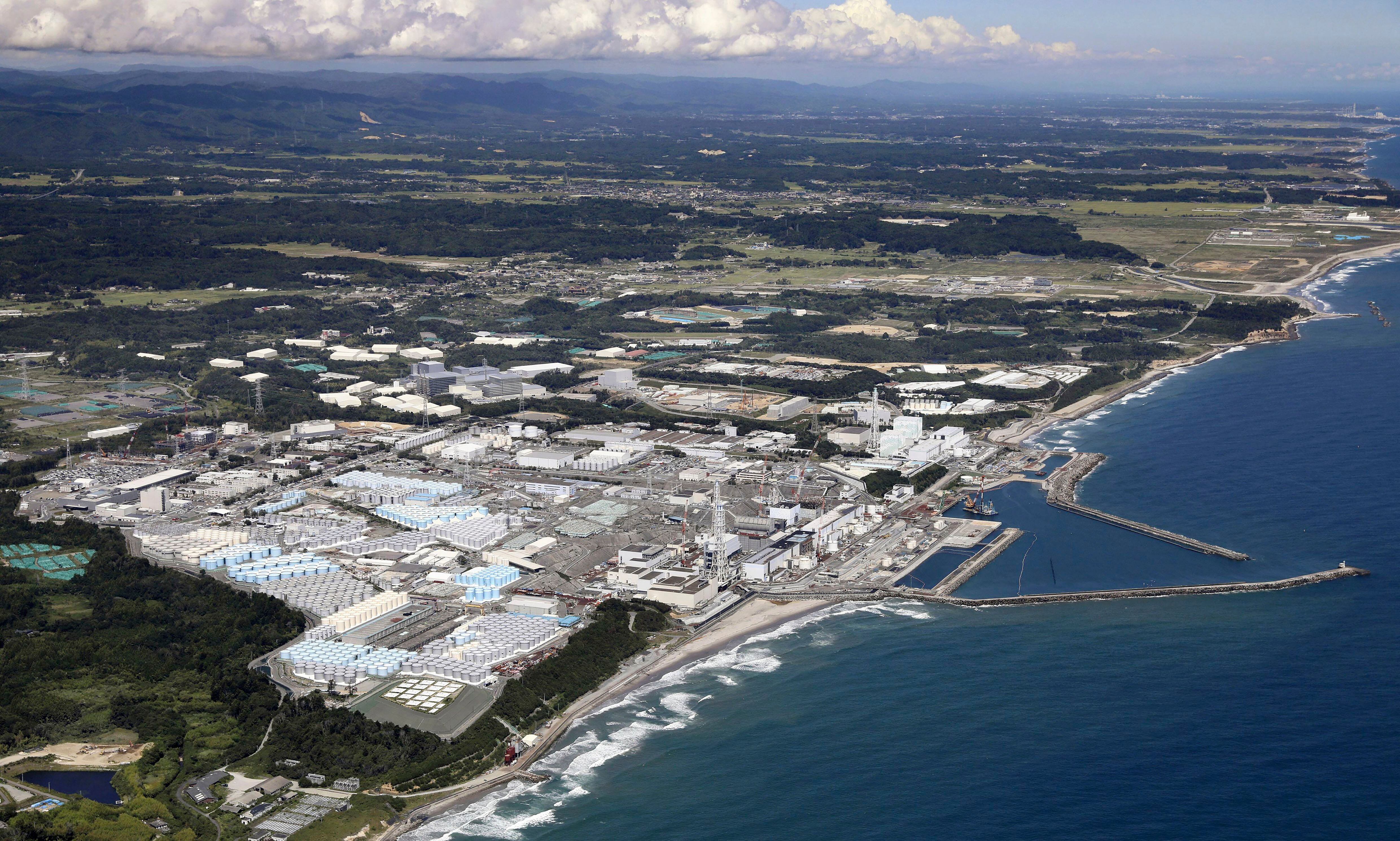 Los tanques que contienen agua radiactiva tratada en la nucleoeléctrica de Fukushima, en el norte de Japón (Kyodo News vía AP)