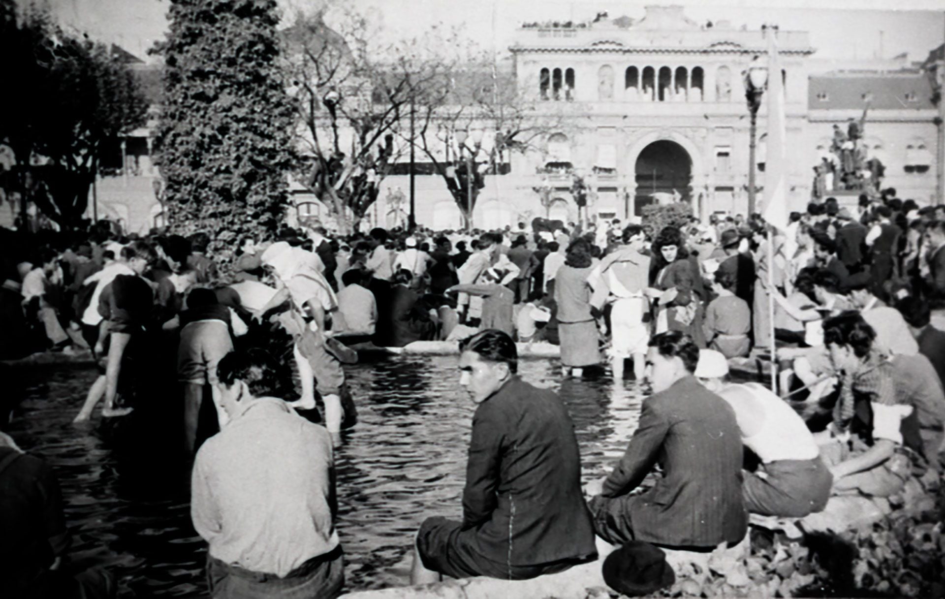 Hombres, mujeres y hasta niños refrescan sus pies doloridos por caminatas de kilómetros para llegar a la Plaza de Mayo (AGN)