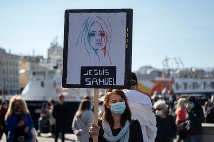 Una persona sostiene un cartel que dice "Yo soy samuel" mientras la gente se reúne en el Vieux Port de Marsella el 18 de octubre de 2020 (Foto de Christophe SIMON / AFP)