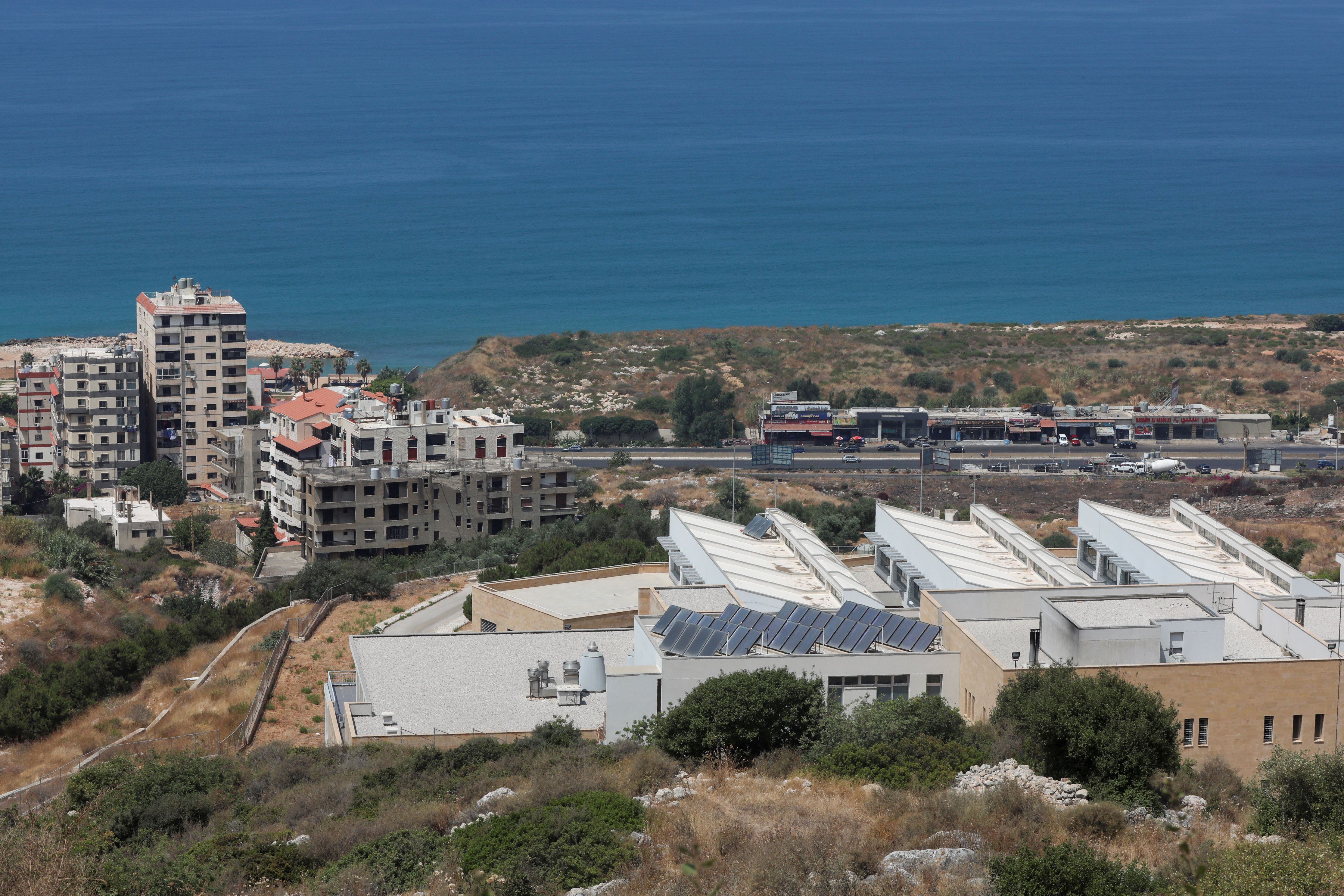 Paneles solares en un edificio en Khaldeh (REUTERS/Mohamed Azakir)