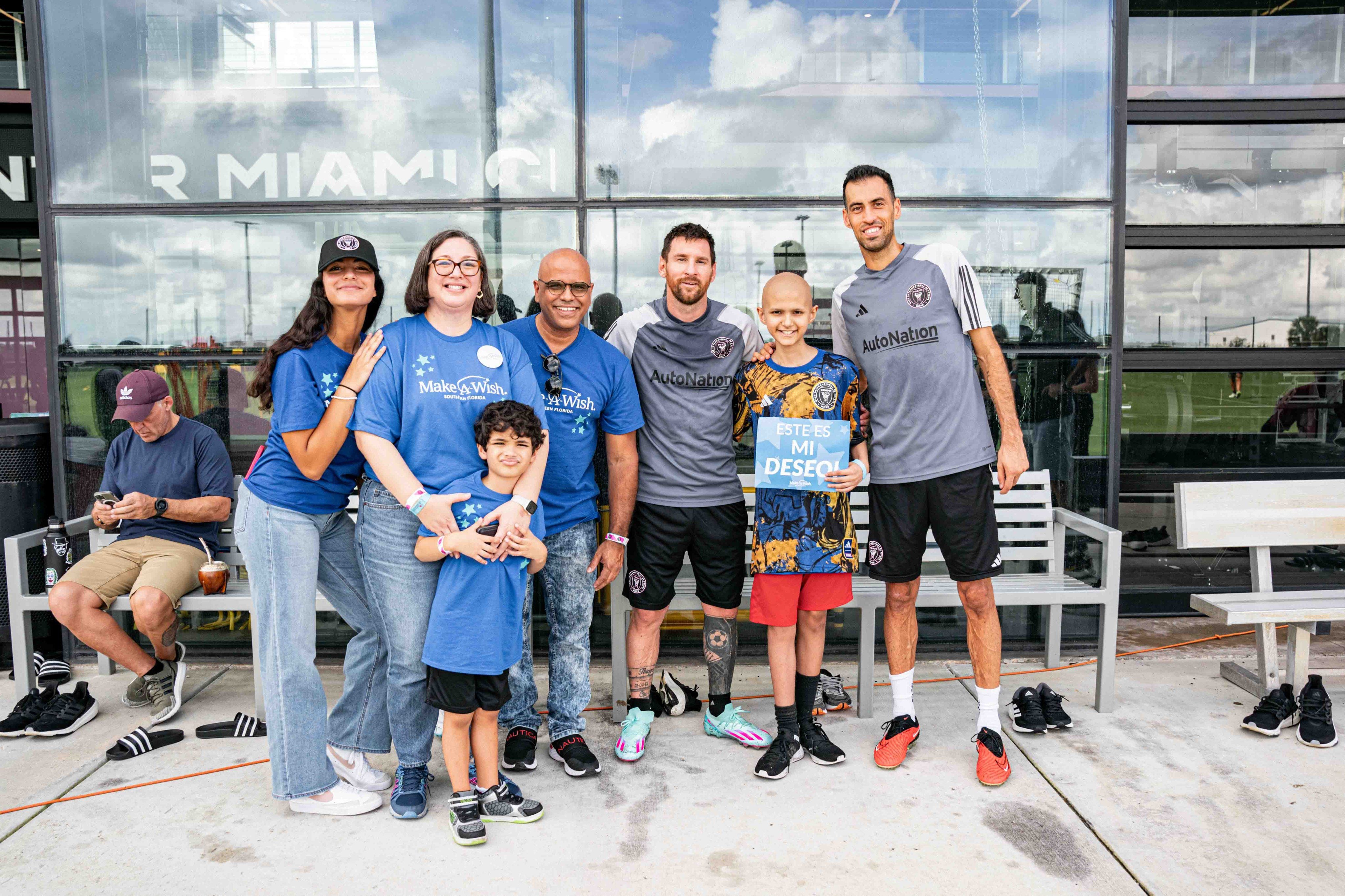 Lionel Messi y Sergio Busquets junto a un niño que sufre de una dura enfermedad (@InterMiami)