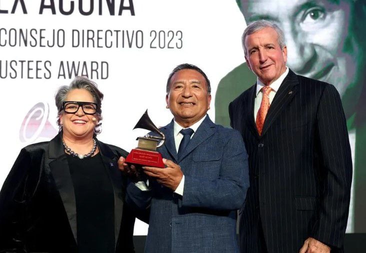 Alex Acuña, de 78 años, fue homenajeado con el Premio del Consejo Directivo como parte de los Premios Especiales Latín Grammy 2023.