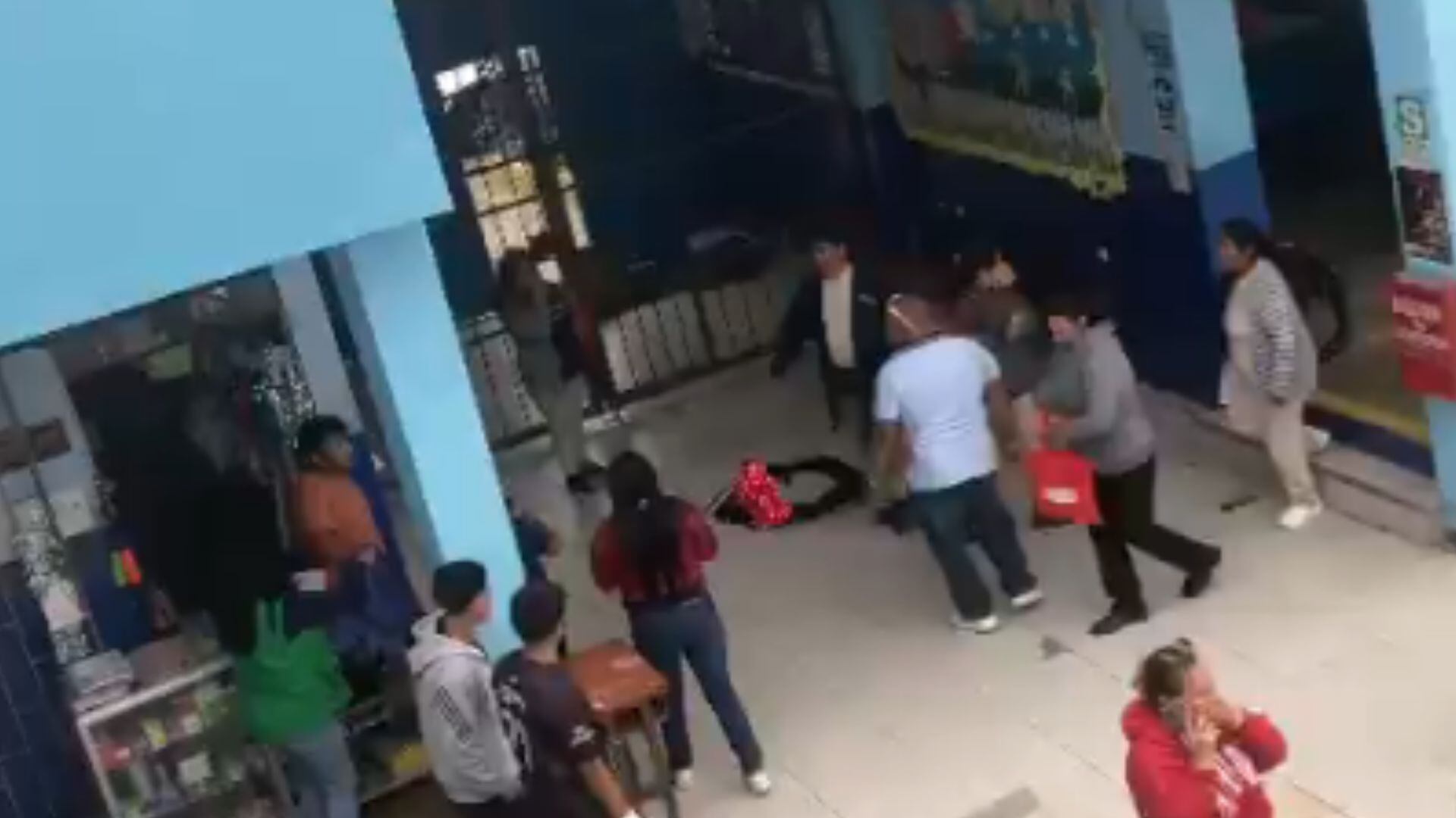 Imágenes de la cámara de seguridad del colegio Julio C. Tello tras el atentando en contra el docente.