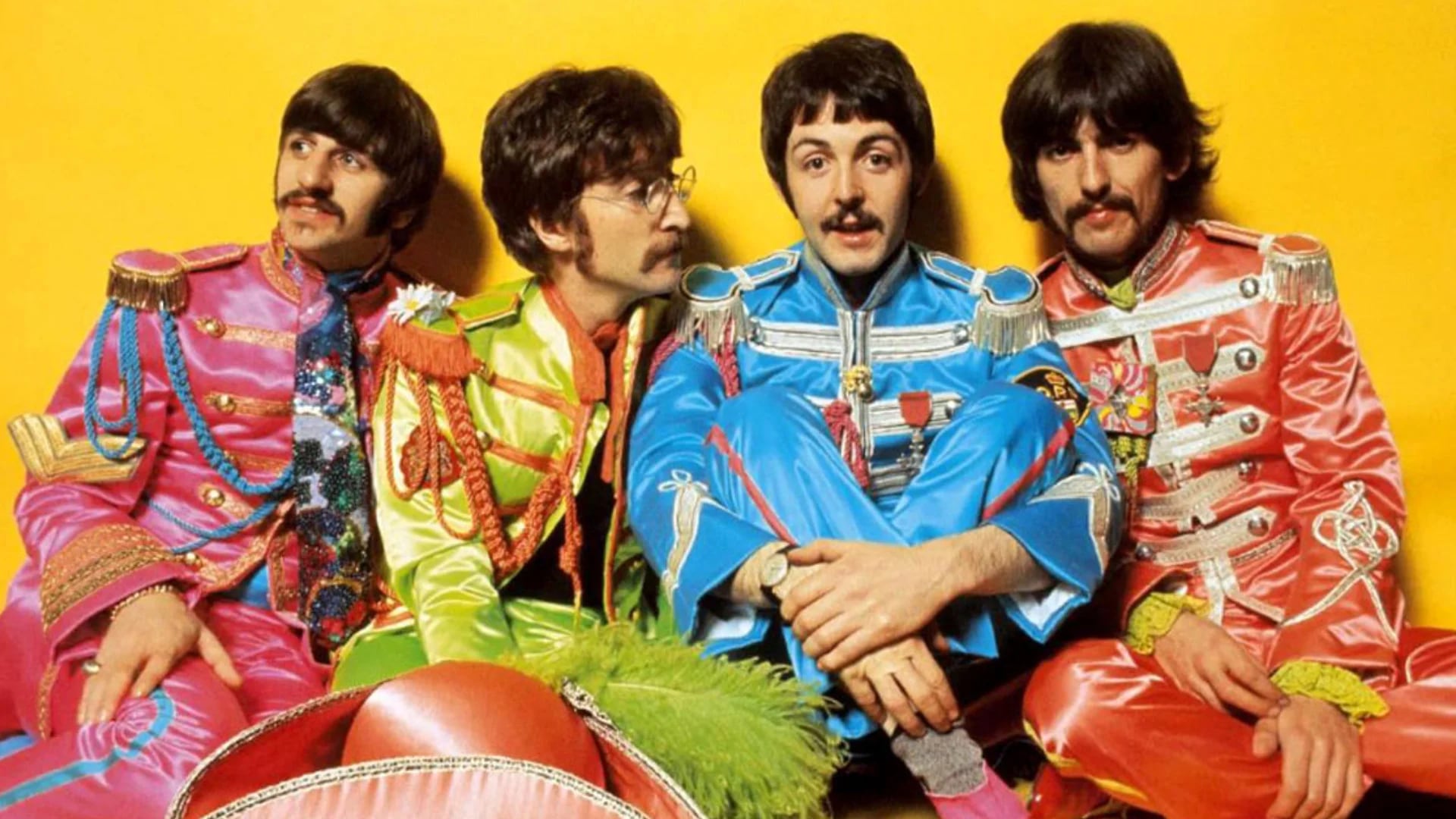 Ringo Starr tiene 76 años, John Lennon fue asesinado en 1980, Paul McCartney tiene 74 años y George Harrison murió de cáncer de pulmón en 2001