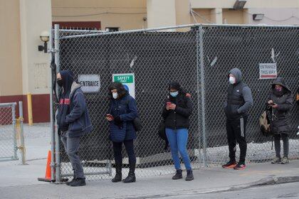 Personas esperan para recibir la vacuna contra el COVID-19 en Nueva York. Foto: REUTERS/Brendan McDermid