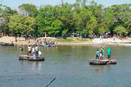 Grupos de inmigrantes hondureños llegan a la frontera entre México y Guatemala en Tapachula (México). EFE/Juan Manuel Blanco/Archivo
