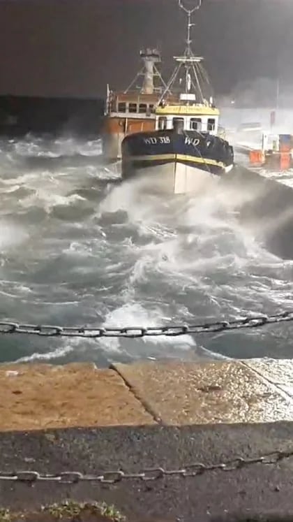 Las olas golpearon una estructura en la costa de Irlanda durante la tormenta Isha en Dublín, Irlanda, en esta captura de pantalla obtenida de un video de las redes sociales. Guardia de la costa irlandesa en Dun Laoghaire/vía REUTERS
