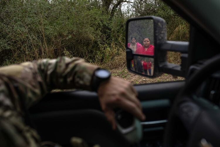Un grupo de migrantes centroamericanos se entregaron a agentes de la Patrulla Fronteriza después de cruzar la frontera cerca de Granjeno, Texas. (Foto: Tamir Kalifa para The New York Times)