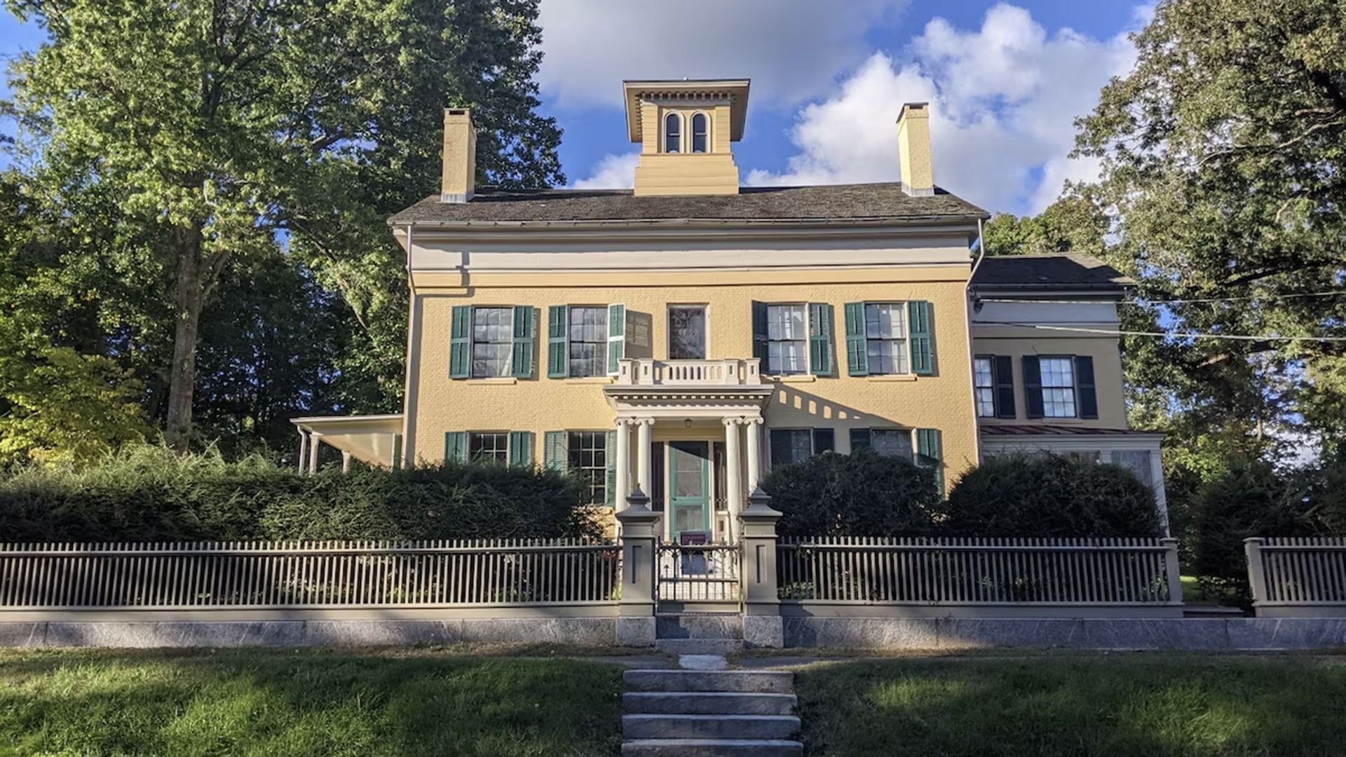 En esta casa, en la que Emily Dickinson escribió casi todos sus poemas, la estadía por hora cuesta 300 dólares. (Patrick Fecher-Emily Dickinson Museum)