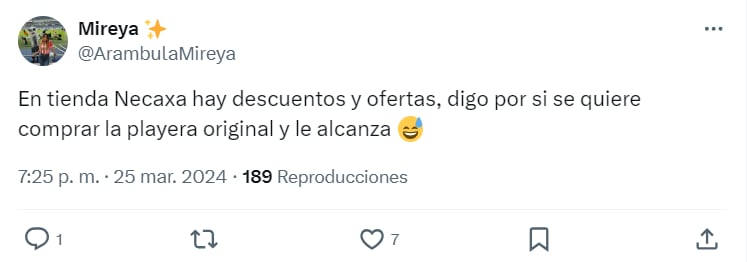 Solomon Chertorivski se ve usando una camiseta Necaxa falsificada, que se encuentra con comentarios negativos: “Una sugerencia tan sombría como la camiseta réplica”.