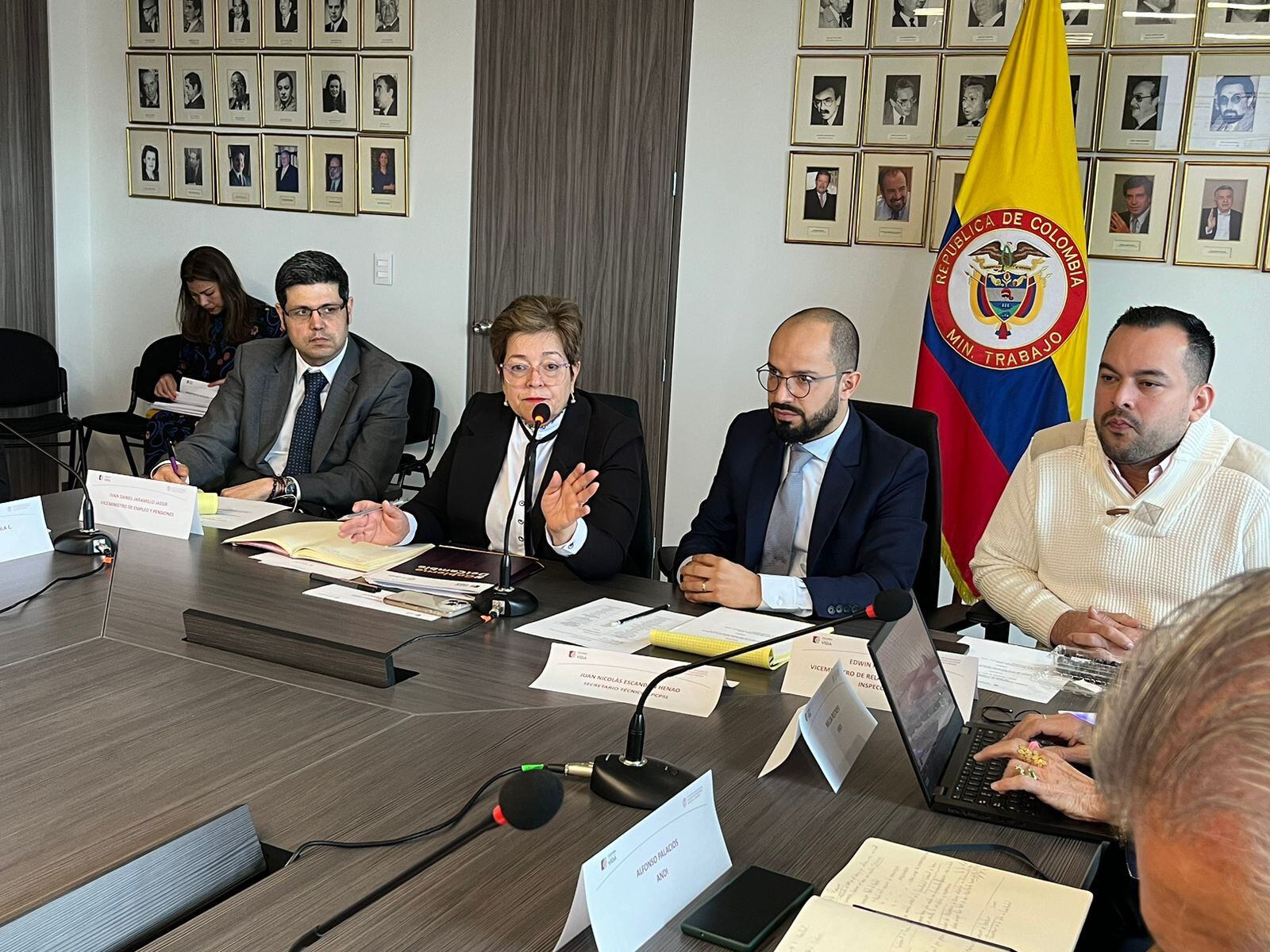 Concertación de Políticas Salariales y Laborales se reunió para la concertación del alza del salario mínimo del 2024- El Dane presentó los estudios del mercado laboral y los indicadores de productividad  - crédito Ministerio del Trabajo