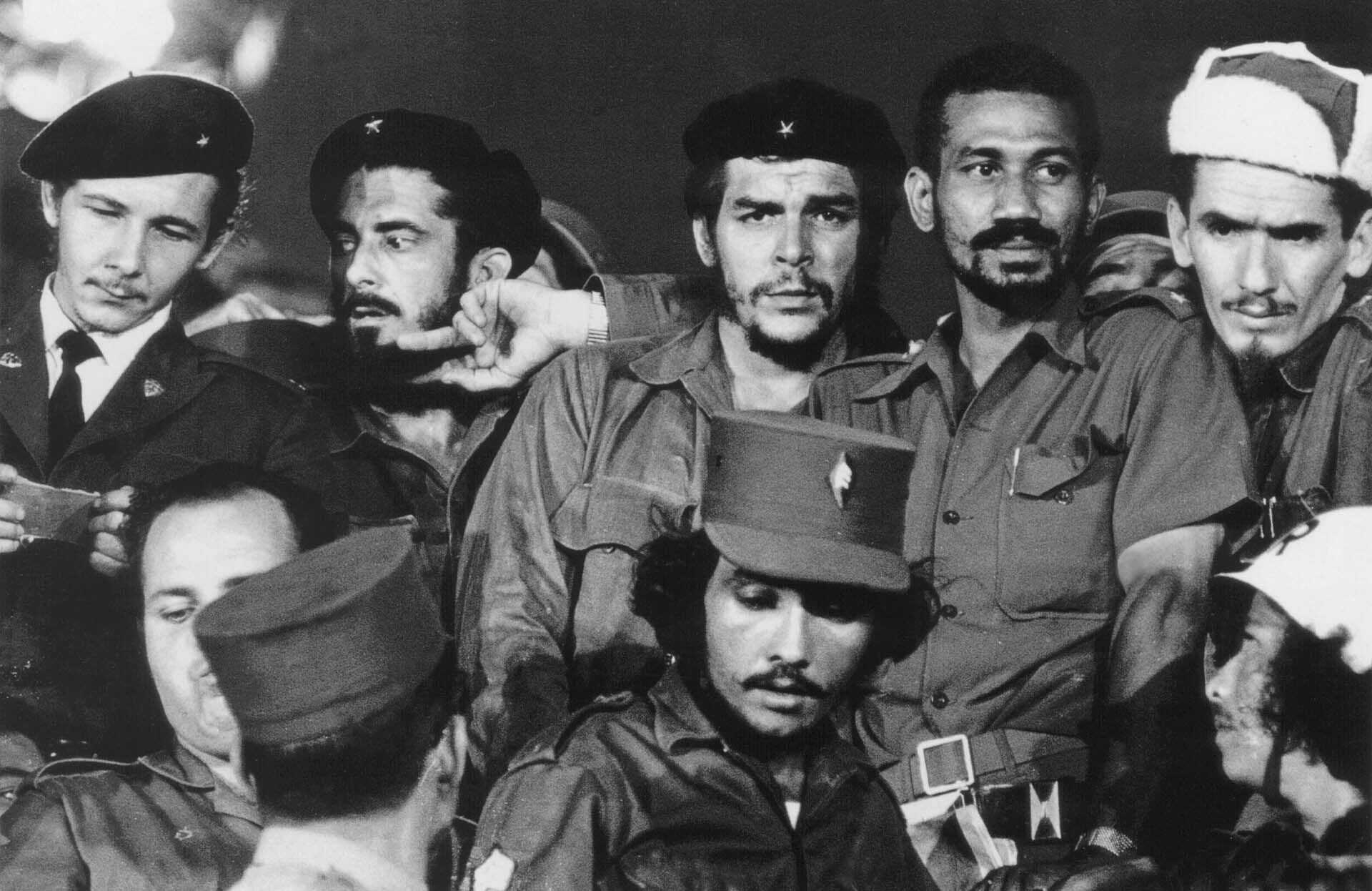 Una fotografía de 1959 que muestra a los comandantes Raúl Castro (de izquierda a derecha), Antonio Núñez Jiménez, Ernesto "Che" Guevara, Juan Almeida y Ramiro Valdés en La Habana durante el primer año de la revolución cubana. ( AFP PHOTO/ARCHIVO BOHEMIA)