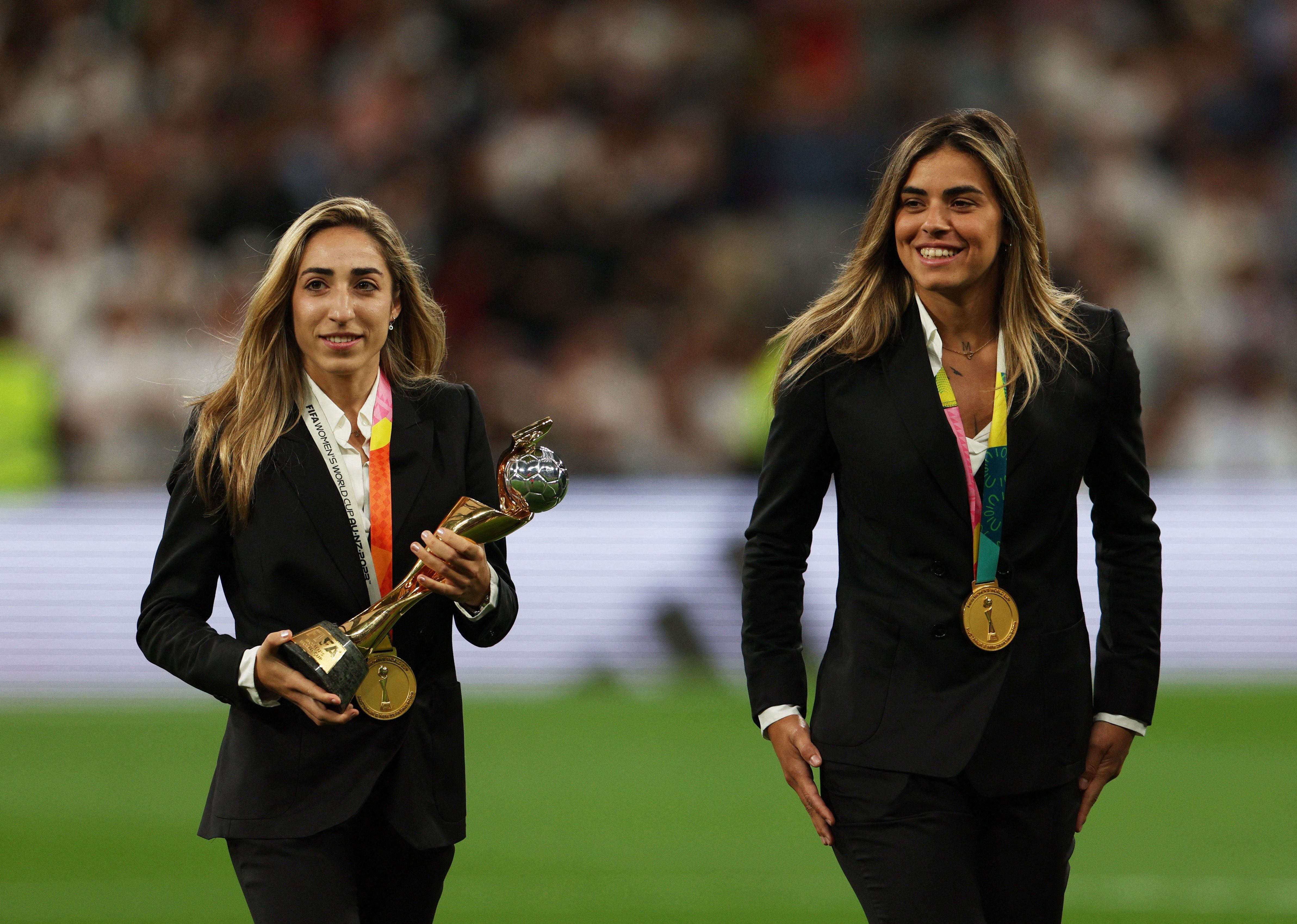 Olga Carmona y Misa Rodríguez en un homenaje del Real Madrid (REUTERS/Violeta Santos Moura)