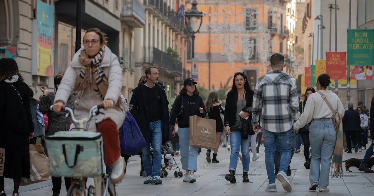 I redditi più alti risparmiano e gli stranieri mandano soldi a casa: le ragioni della modesta crescita dei consumi in Spagna