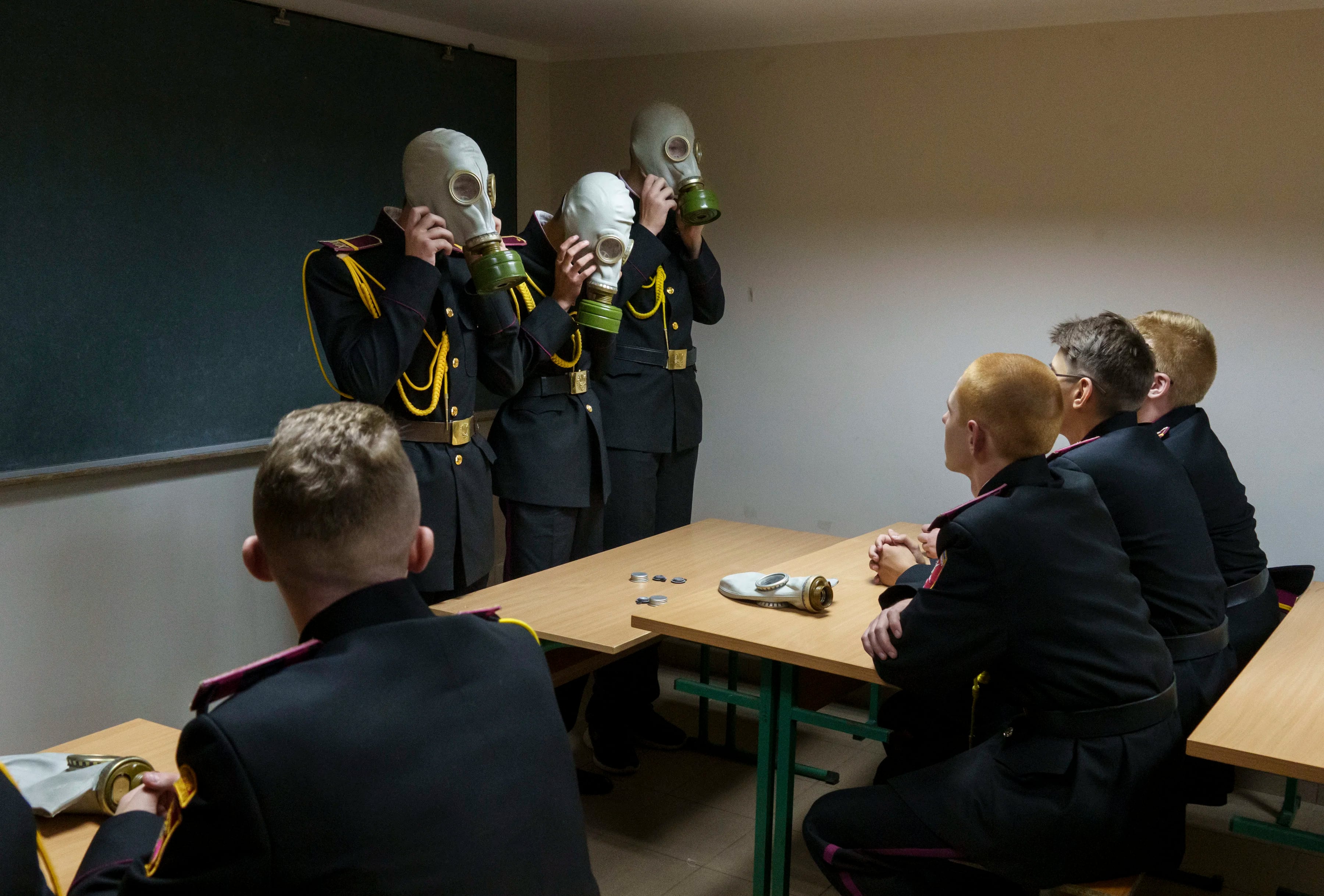 Los cadetes practican con máscaras de gas durante una lección en un refugio antiaéreo el primer día de clases en un liceo de cadetes en Kiev, Ucrania, el 1 de septiembre de 2022. 
