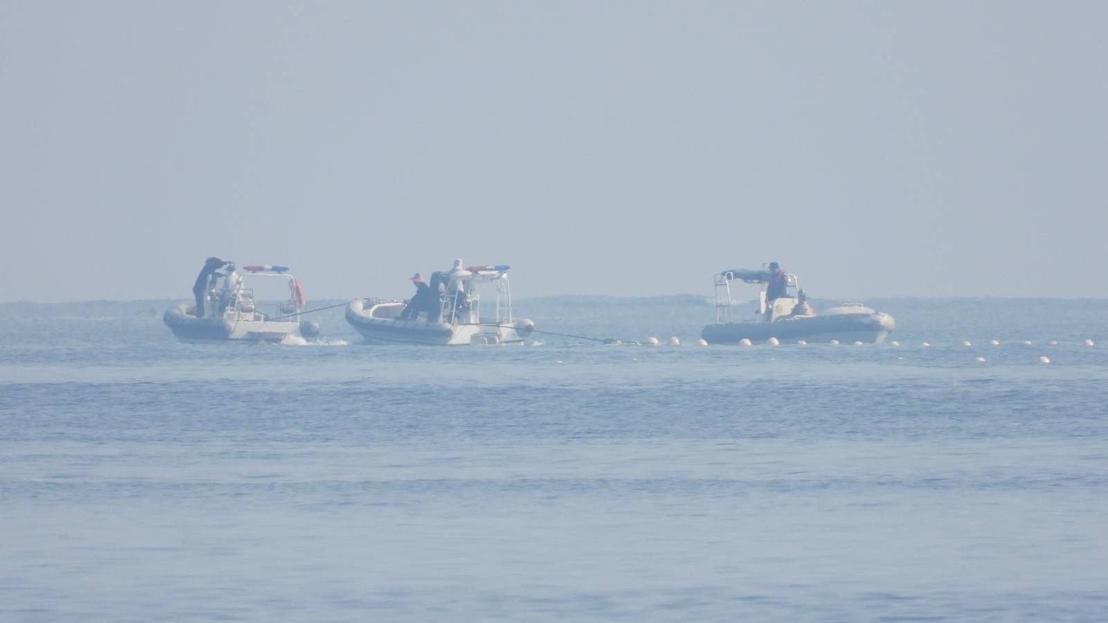 Barcos de la Guardia Costera china, cerca a la barrera flotante (via Reuters)