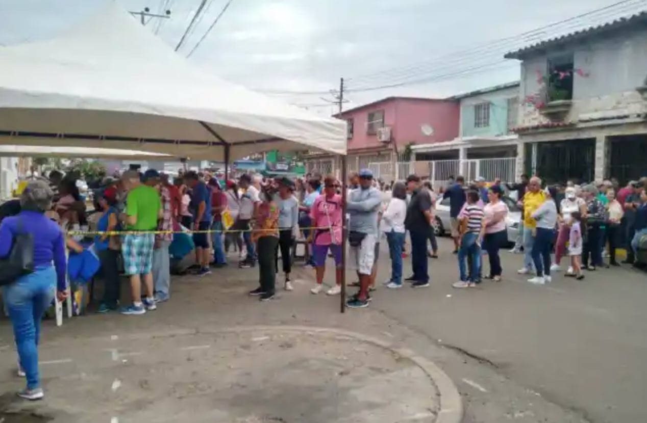 Filas de votantes en la ciudad de Barcelona,  Estado Anzoátegui.