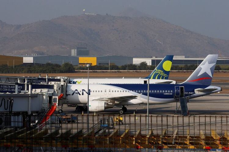 Aviones de pasajeros de LATAM Airlines aparcados en el aeropuerto de Santiago. FOTO DE ARCHIVO. REUTERS/Rodrigo Garrido