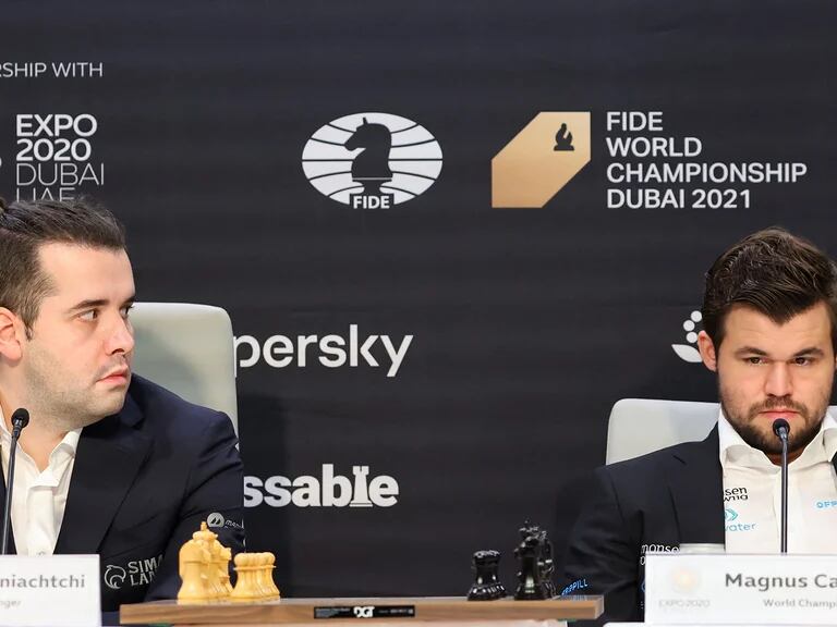 Magnus Carlsen revalida título mundial de xadrez ante Nepomniachtchi