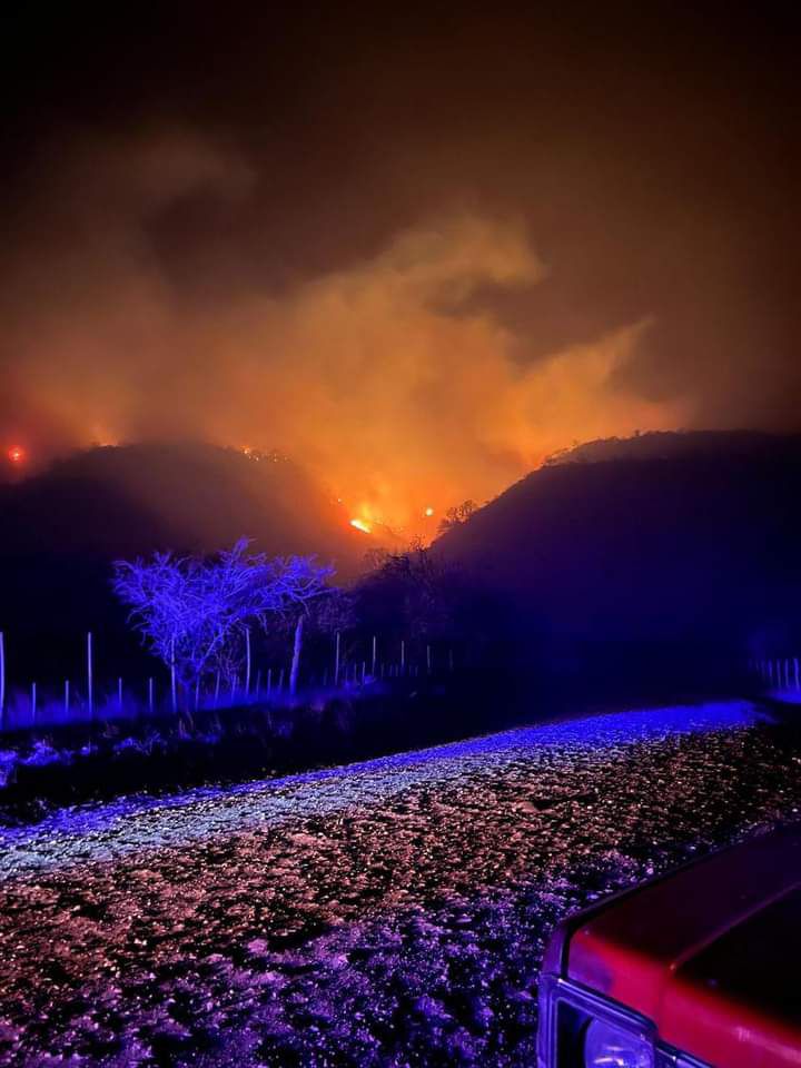 Un total de 700 bomberos estarán este lunes abocados a combatir los incendios en Córdoba. (@ale_rizzo02)