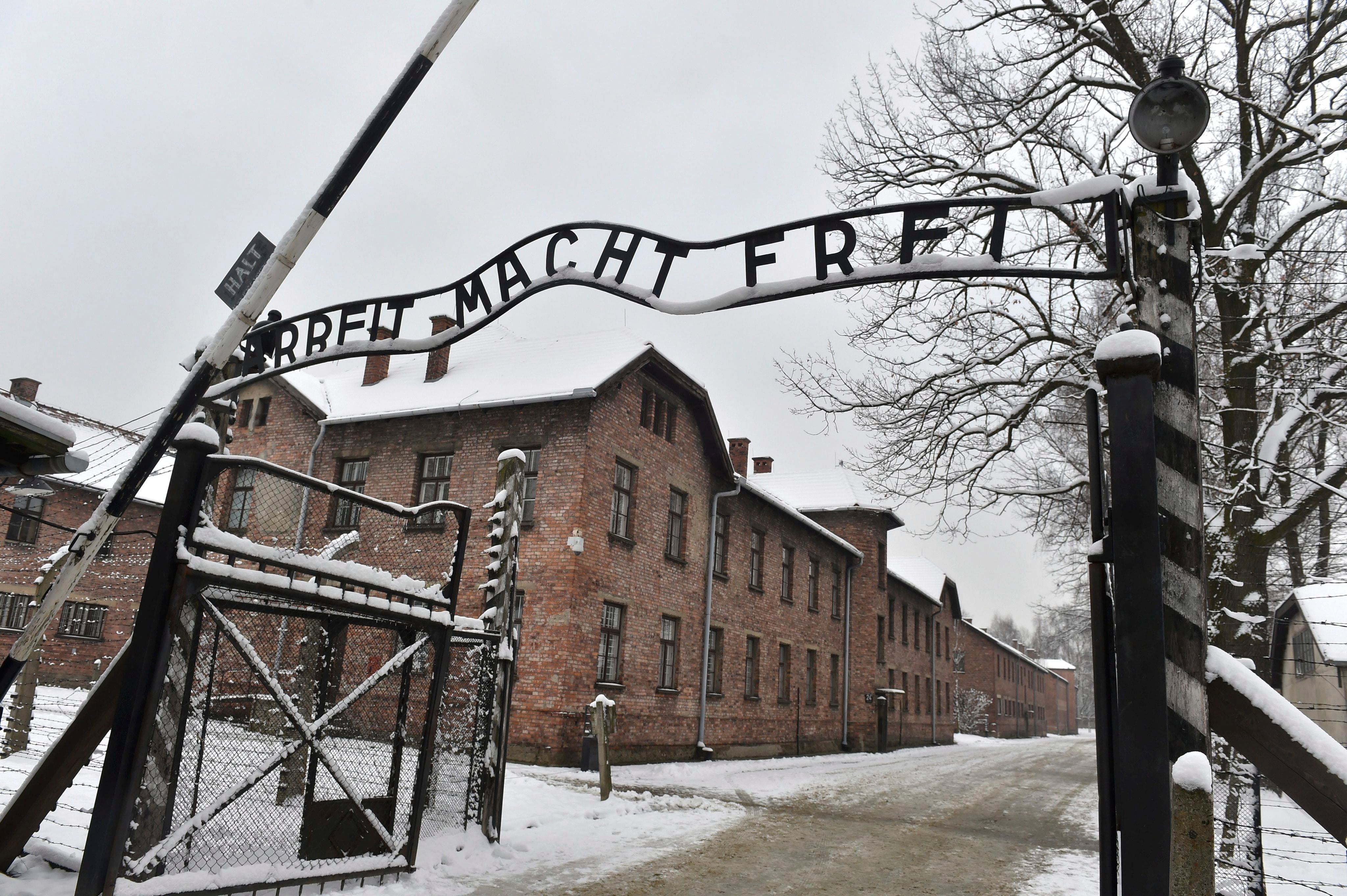 Entrada al campo de concentración alemán nazi Auschwitz II-Birkenau en Oswiecim (Polonia). EFE/Jacek Bednarczyk /Archivo
