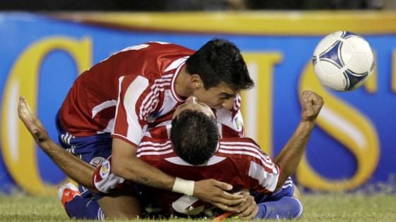 Pablo Aguilar feiert sein Tor mit Edgar Benitez beim paraguayischen Sieg in Asunción | Foto: Dissemination