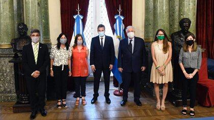 Pablo Yendlin, Vilma Ibarra, Sabina Fréderic, Sergio Massa, Ginés González García, Elizabeth Gómez Alcorta y Fernanda Raverta en el Salón de Honor de Diputados (Presidencia)