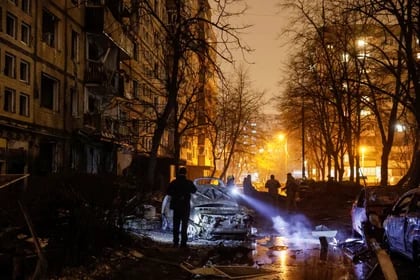 Personal de emergencia trabaja en un edificio de apartamentos dañado durante un ataque ruso con misiles en Kiev (REUTERS/Gleb Garanich)