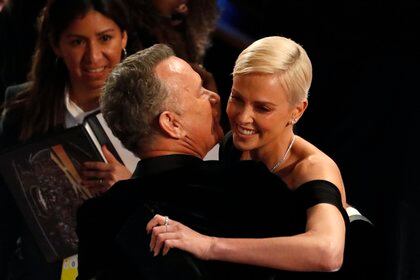 Charlize Theron besa a Tom Hanks en los premios Oscar 2020 (Reuters)