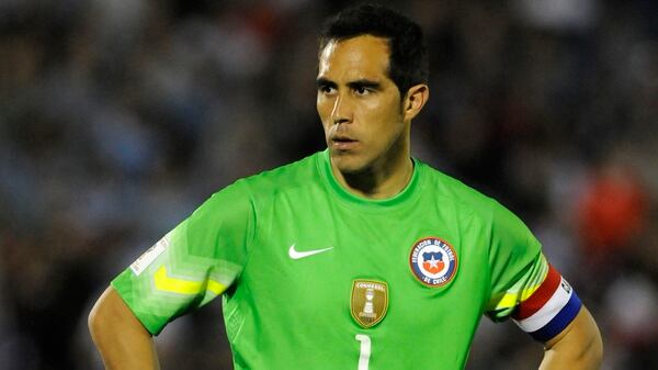 Claudio Bravo podría abandonar la selección de Chile (Getty Images)