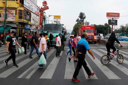 La gente cruza una carretera en el municipio de Iztapalapa mientras el brote de la enfermedad coronavirus (COVID-19) continúa en la Ciudad de México el 27 de mayo de 2020 (REUTERS/Carlos Jasso)