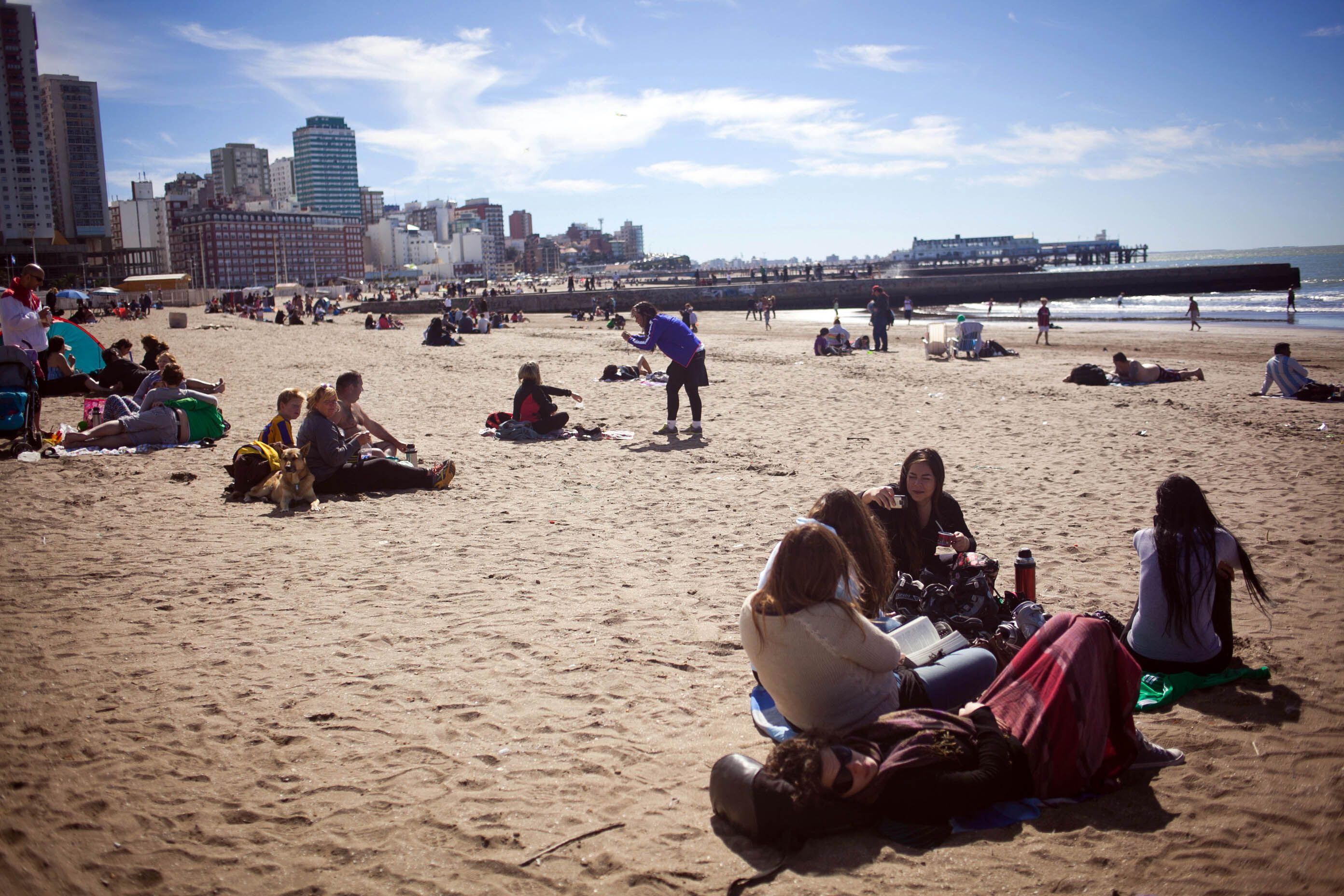A pesar de que habitualmente para Semana Santa se espera un descenso de las temperaturas respecto al verano, los turistas no se pierden la oportunidad de disfrutar de un día de playa. (Télam)