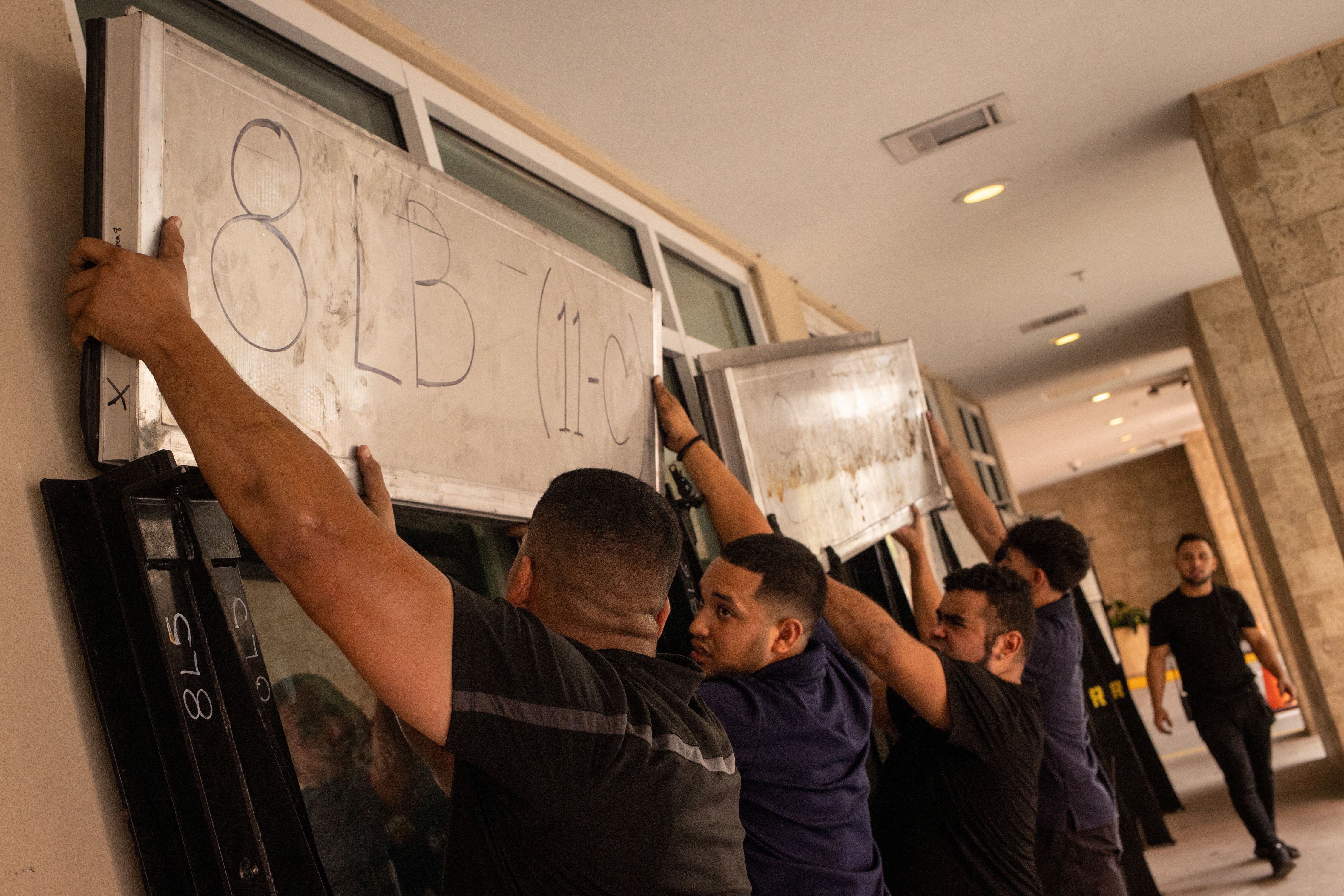 Un grupo de empleados instala protecciones en las ventanas del hotel Marriott en Clearwater Beach, Florida (REUTERS/Adrees Latif)