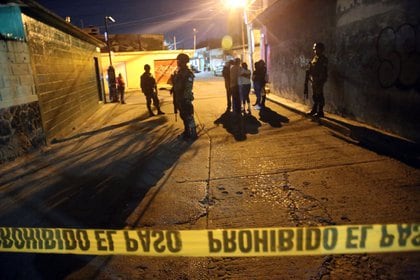 JIUTEPEC, Morelos, 14 Αυγούστου 2019. Δύο νεαροί σκοτώθηκαν την Τρίτη το βράδυ όταν καθόταν στην είσοδο μιας επέκτασης στην οδό Cinco de Mayo στη γειτονιά Tigalpa.  Υποστηρίχθηκε ότι δύο άτομα με μοτοσικλέτα ήταν υπεύθυνα για αυτήν τη διπλή δολοφονία.  Η αστυνομία και η αστυνομική φρουρά του Μορέλου διέφυγαν από τον ιστότοπο.  Ένας σκύλος παρέμεινε δίπλα στα πτώματα έως ότου τον έφεραν οι εισαγγελείς.  Φωτογραφία: Margarito Perez Ritana /CUARTOSCURO.COM