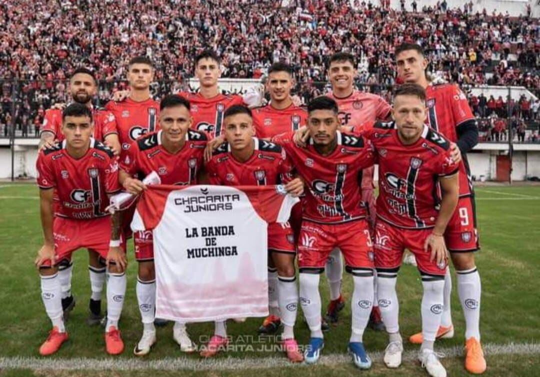 plantel de Chacarita, posando con una remera del barra Muchinga