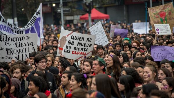 En paralelo a la manifestación decenas de colegios, facultades y universidades fueron paradas (AFP)