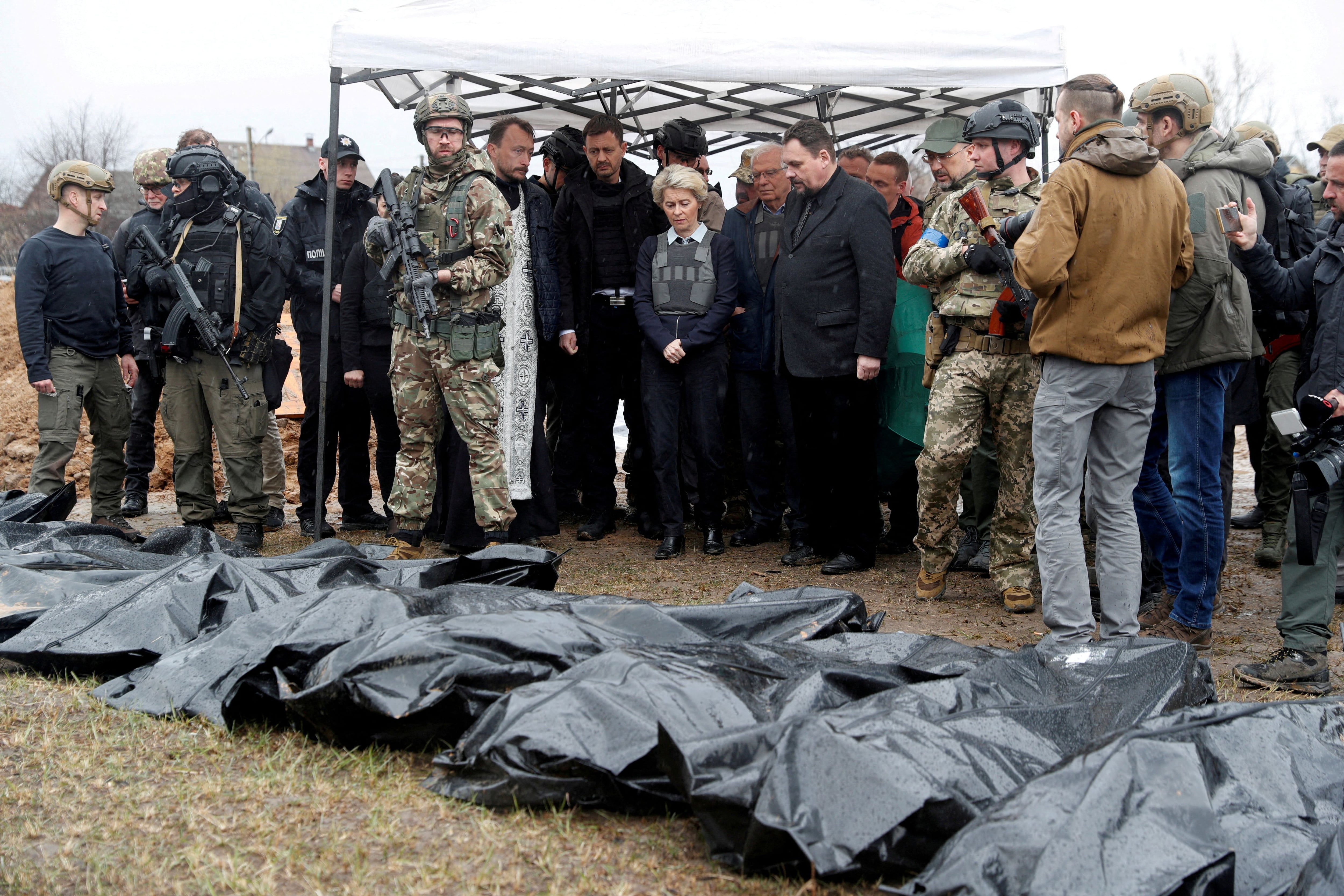 Ursula von der Leyen y Josep Borrell visitaron Bucha, la ciudad donde las tropas de Putin perpetraron una masacre contra la población civil (REUTERS/Valentyn Ogirenko)