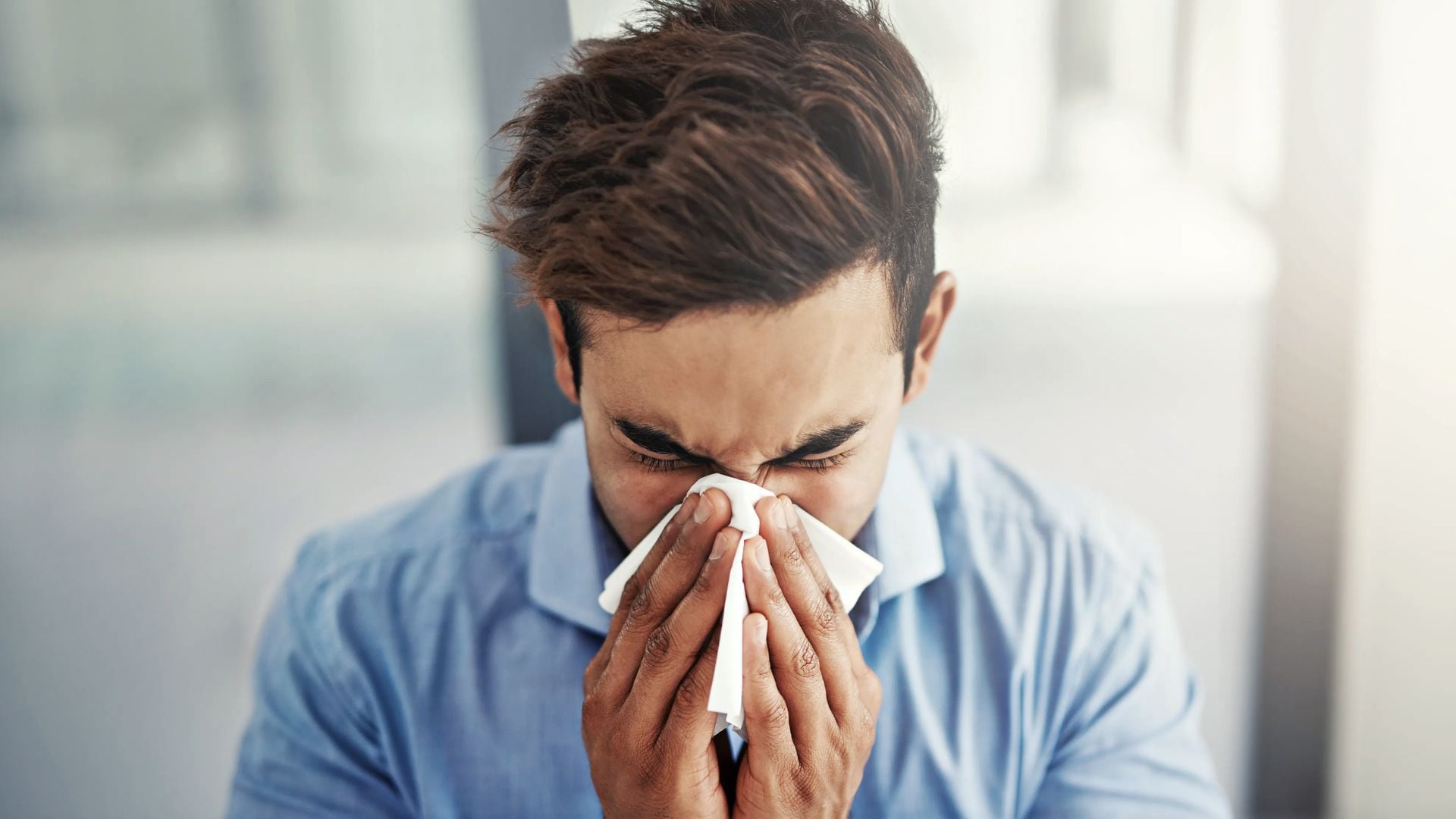 Los ambientes poco ventilados se vuelven un caldo de cultivo para virus y bacterias (Getty)