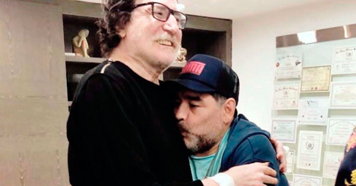 Charlie García escribió en su mano una carta a Diego Maradona: «Espérame ahí … llama a casa»