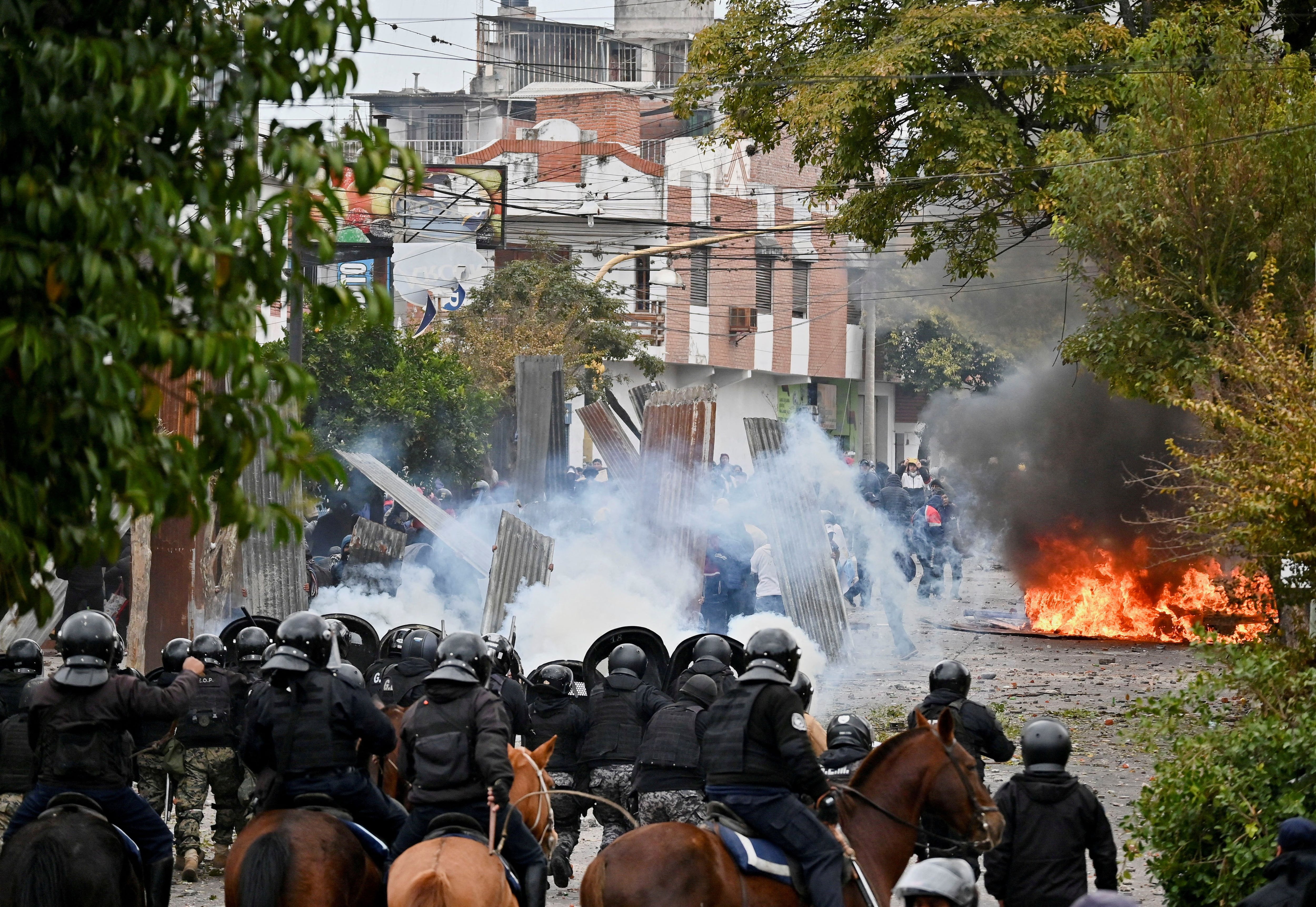 Los violentos hechos que se vivieron el martes 20 de junio en Jujuy. REUTERS/Charly Soto