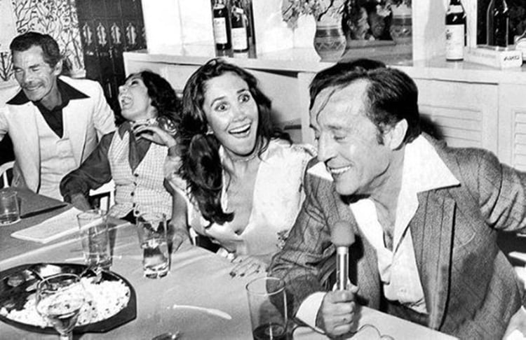 Una cena compartida entre Ramón Valdez, Florinda Meza y Roberto Gómez Bolaños; las sonrisas, solo para las cámaras (Foto: Twitter @FlorindaMezaCH)