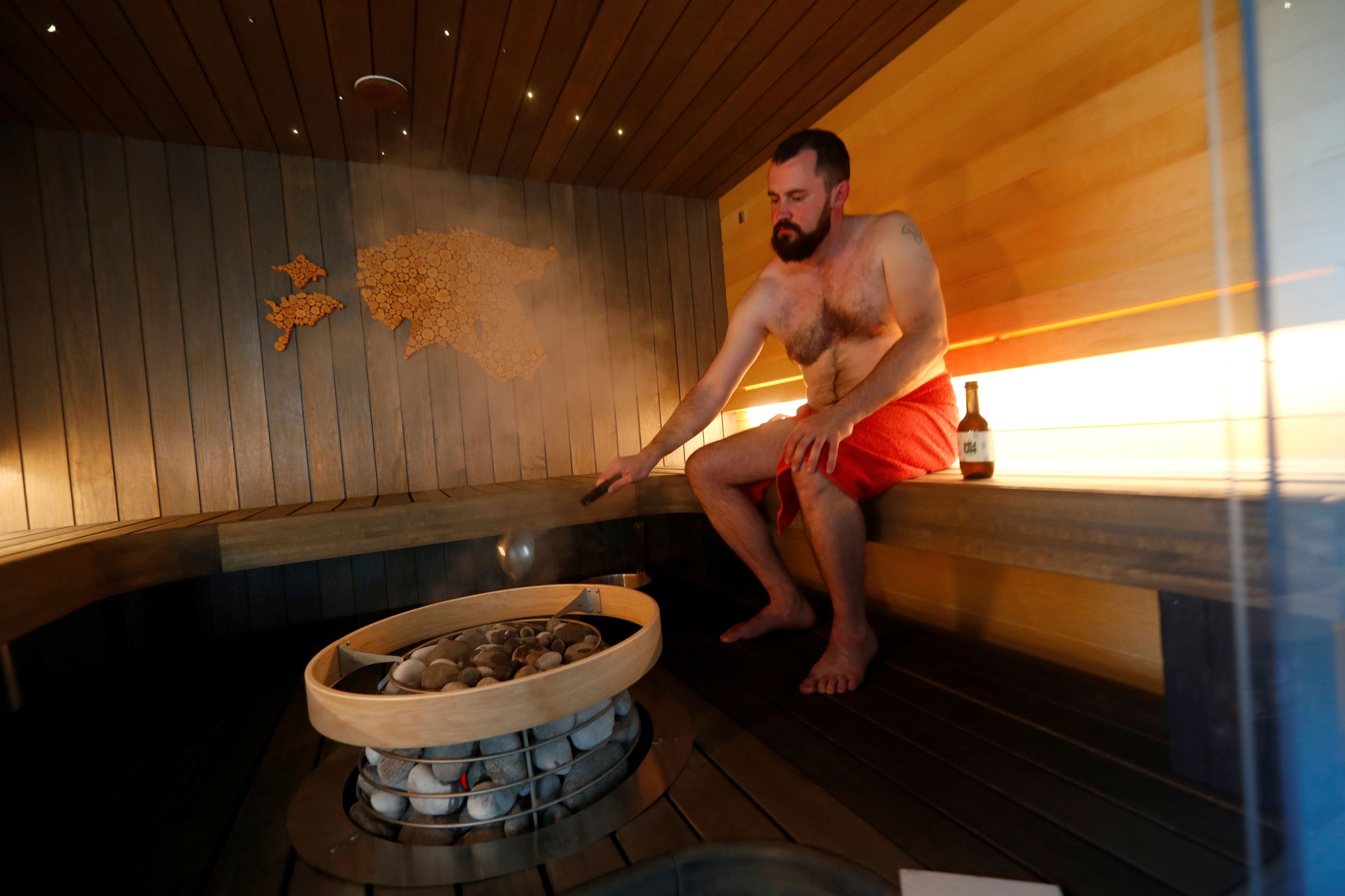 El uso de saunas podría ser una opción accesible además de terapias convencionales. (REUTERS/Ints Kalnins)