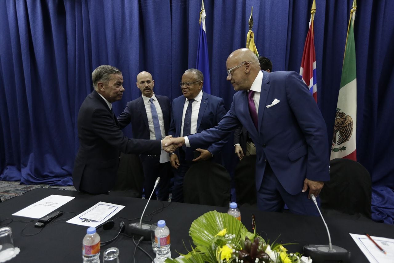 El presidente de la Asamblea Nacional de Venezuela, Jorge Rodríguez (d), junto al opositor Gerardo Blyde durante una jornada de diálogos con Plataforma Unitaria Democrática (PUD), hoy en Bidgetown (Barbados) (EFE/Prensa AN)
