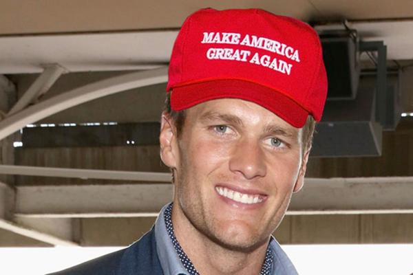 Tom Brady, estrella de la NFL, con la gorra que lleva el lema de la campaña de Donald Trump
