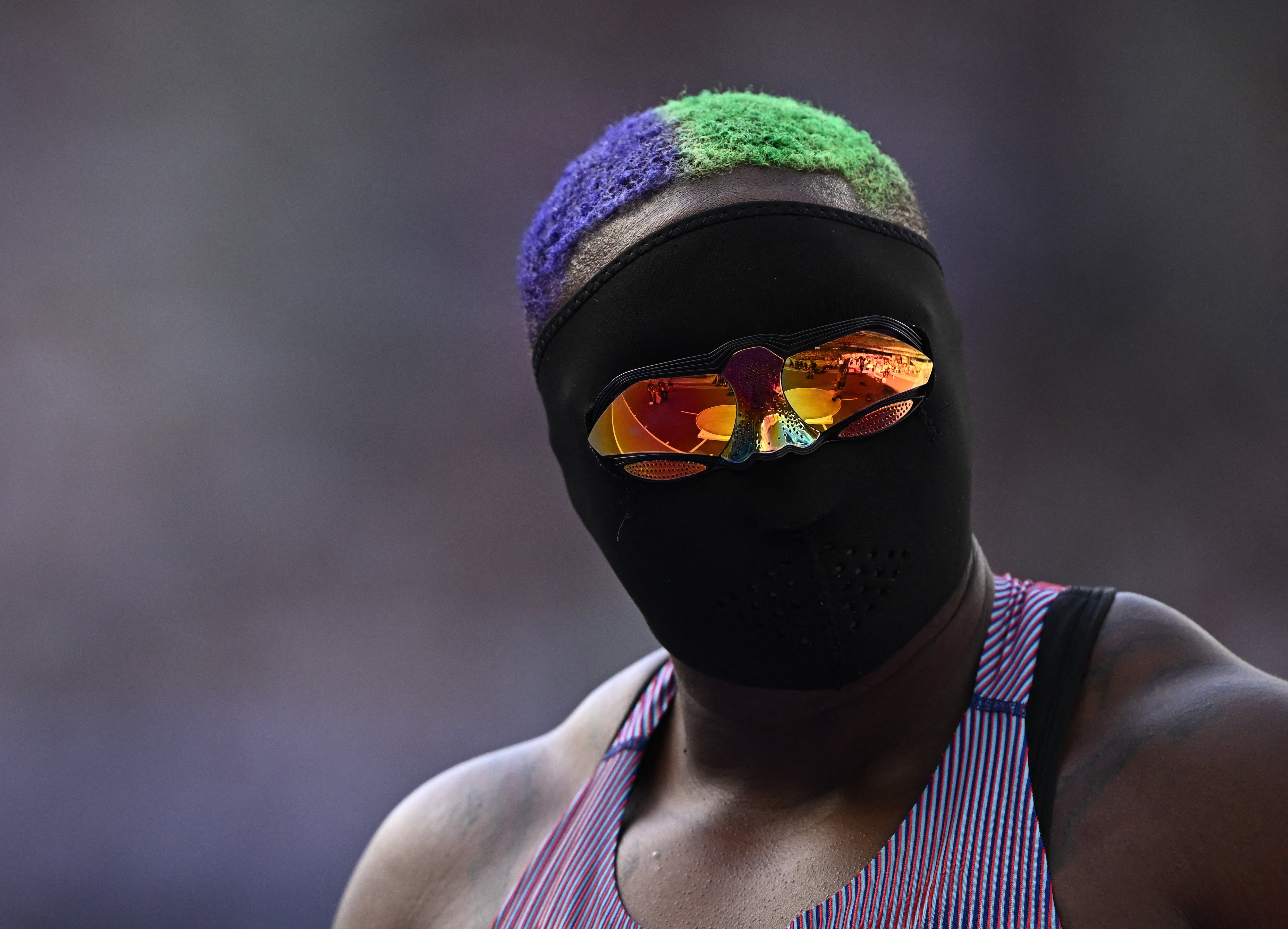 El look de Raven Saunders que causó misterio e impacto en París 2024 (REUTERS/Dylan Martinez)