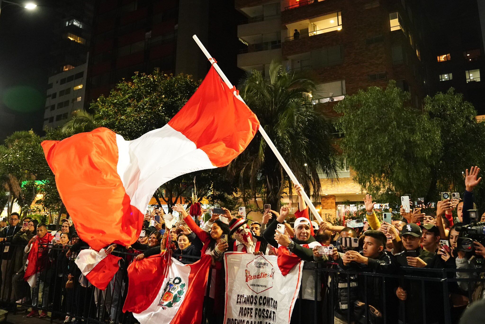 La selección peruana recibió el apoyo y cariño de los hinchas previo al partido con Ecuador.