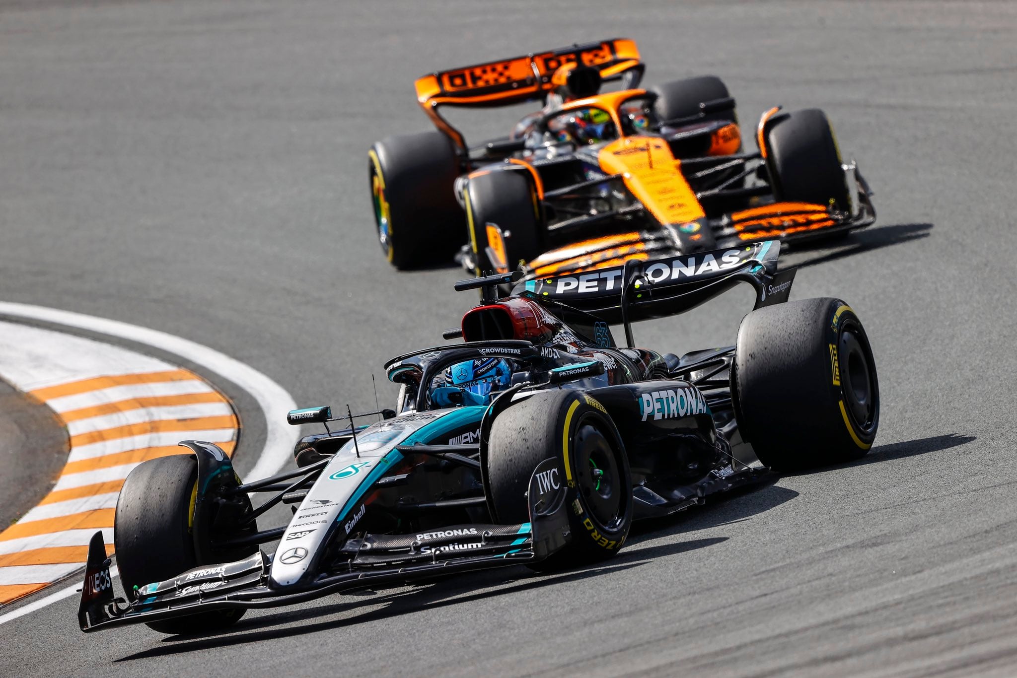 Mercedes y McLaren fueron acusados por Ferrari y Red Bull por supuestas anomalías en los alerones delanteros (@MercedesAMGF1)