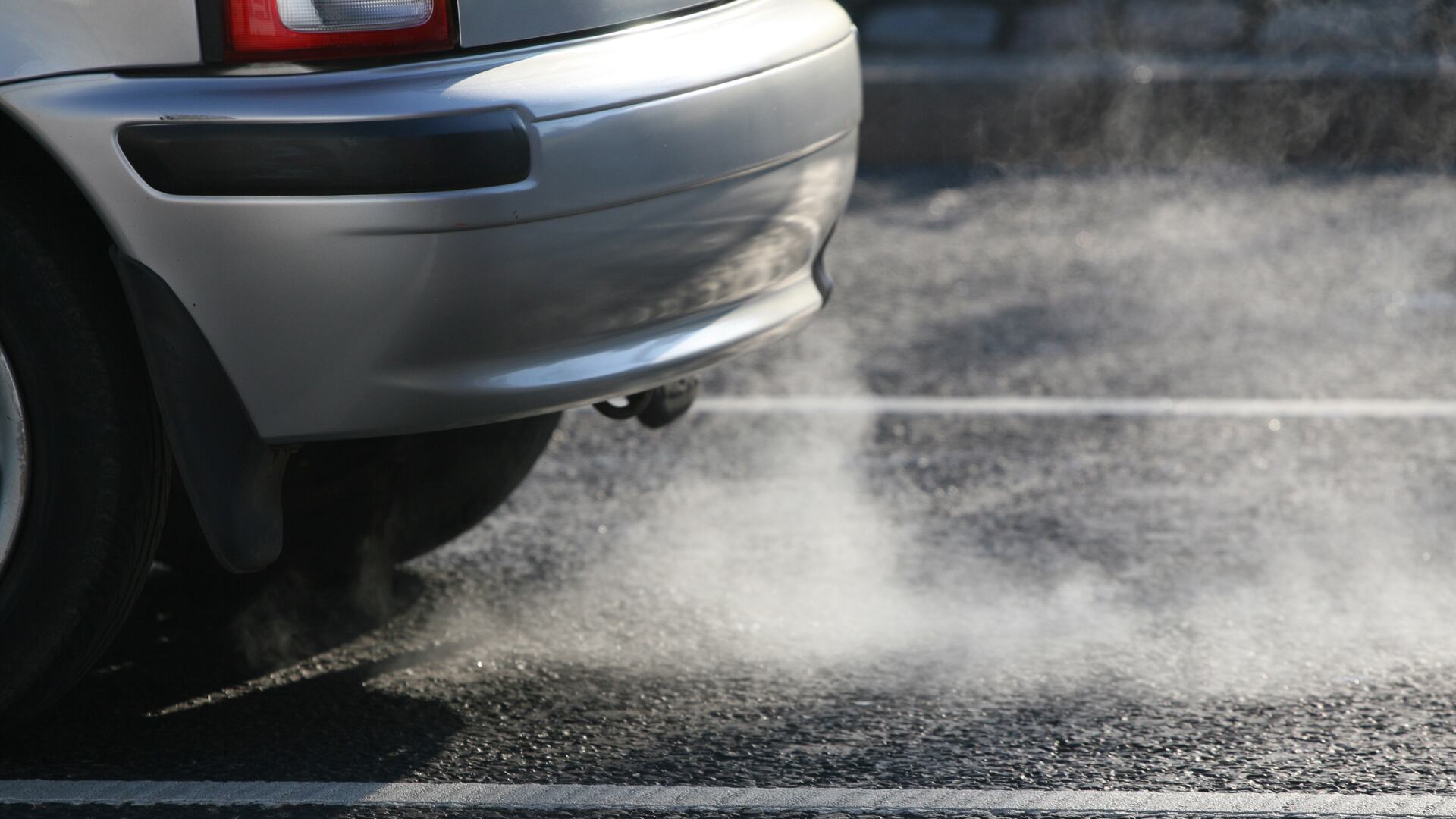 Las principales fuentes de contaminación del aire son los medios de transporte ineficientes (combustibles y vehículos contaminantes), la combustión ineficiente de combustibles domésticos para cocinar, alumbrar y calentar, las centrales eléctricas de carbón, la agricultura y la quema de residuos, según OMS (Getty)